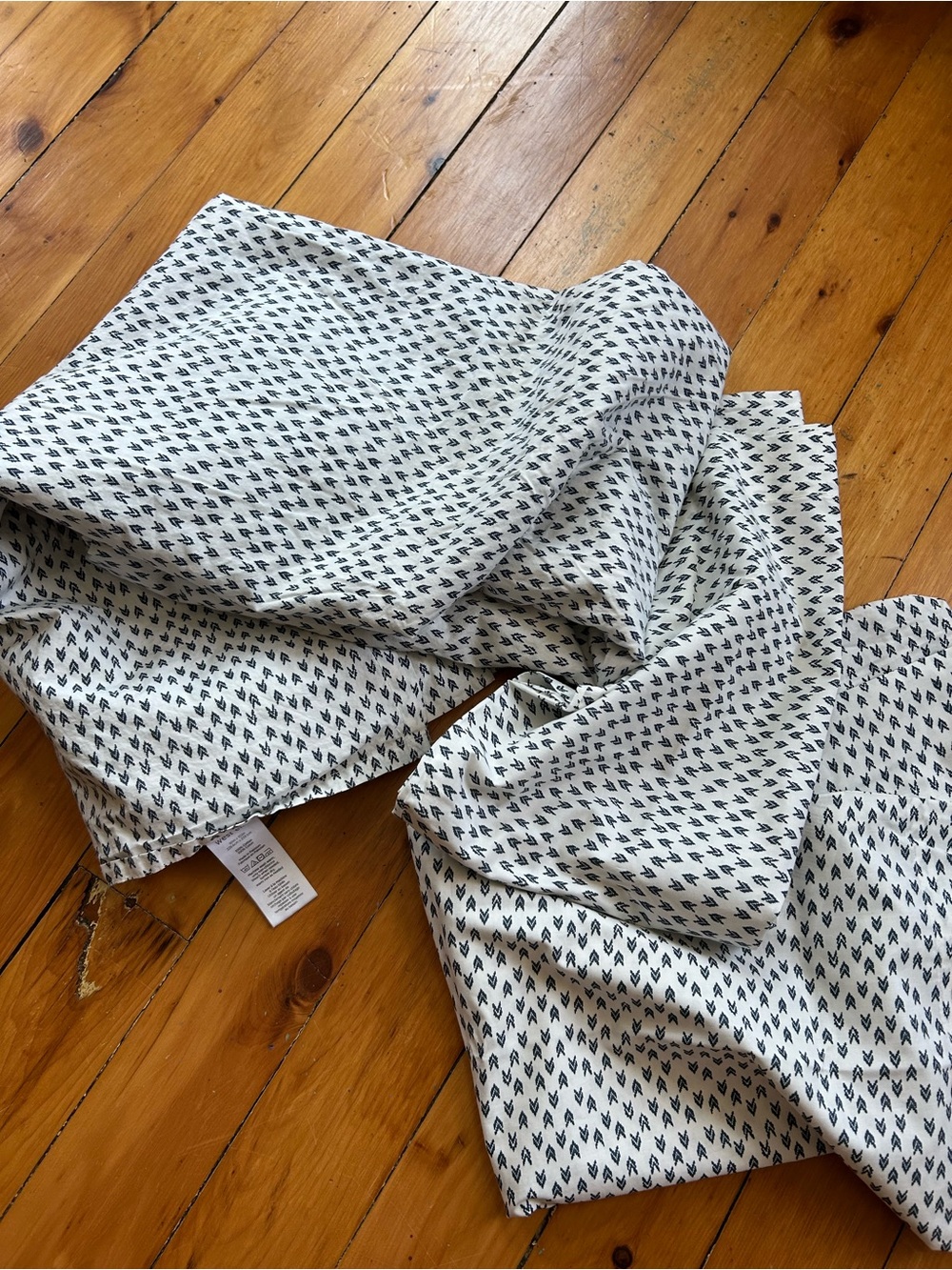 West Elm Queen Size cotton flat sheet and 2 pillow cases arrow print